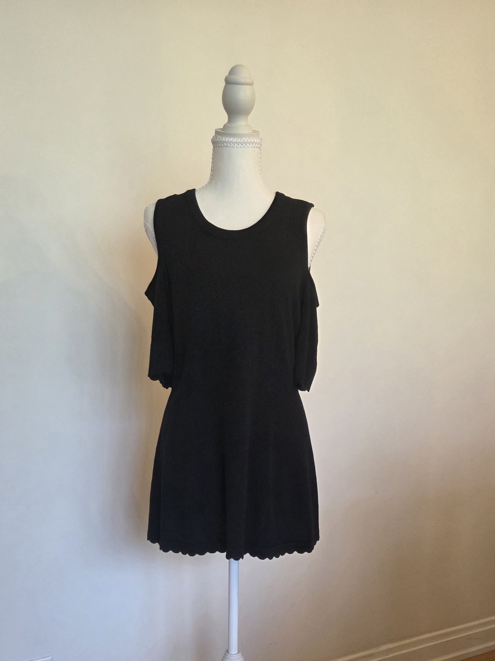 Isaac Mizrahi Black Cold-Shoulder Scallop-Hem Tunic